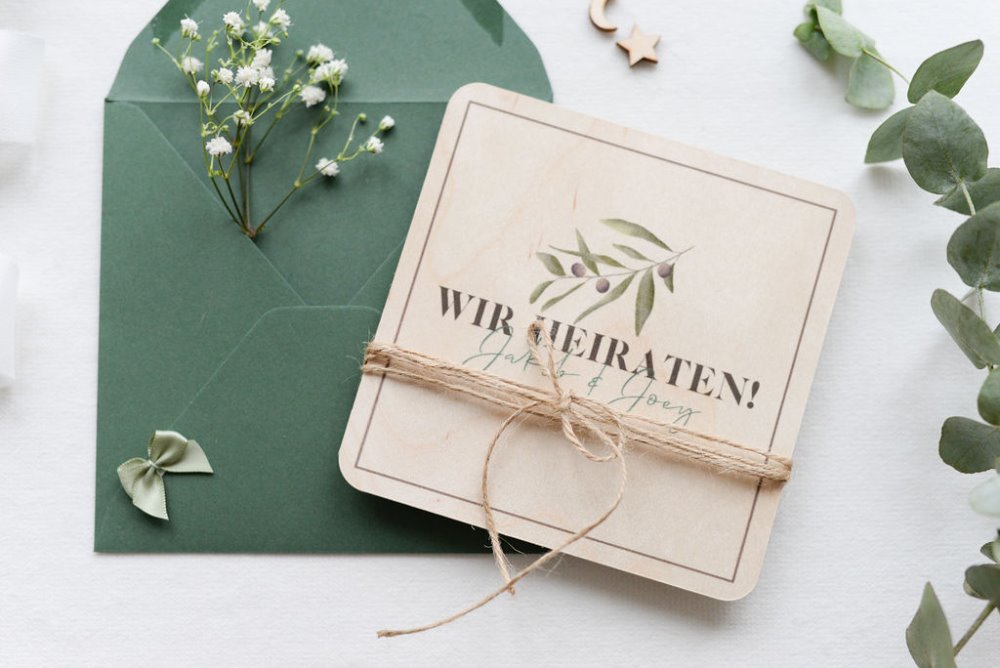 Heiraten in Leipzig & Hochzeit in Leipzig und Umgebung: Hochzeitseinladung aus echtem Holz von Hochzeitsplaza