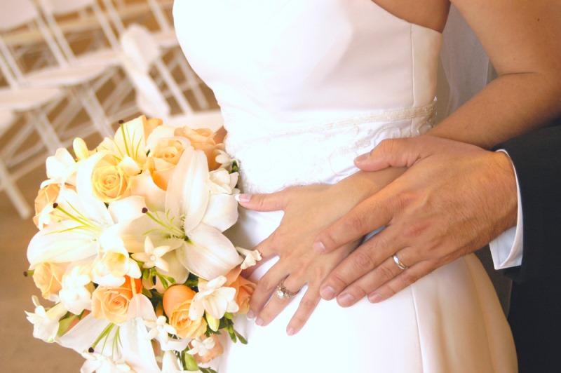 Vorteile und Nachteile verschiedener Materialien für Trauringe: Eheringe als Hochzeitsfotomotiv