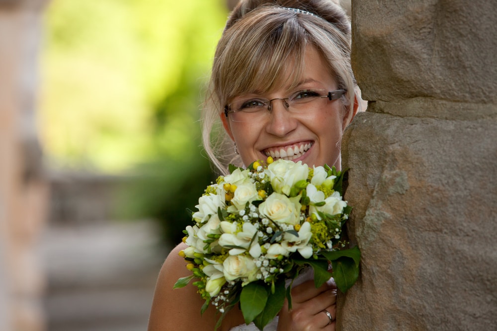 Hochzeit mit Brille - Braut mit Brille: Nahaufnahme einer Braut mit eleganter Brille – natürlich schön