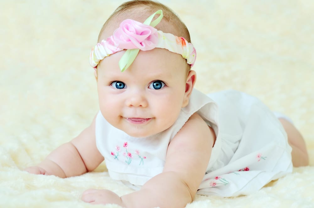 Baby in festlicher Kleidung