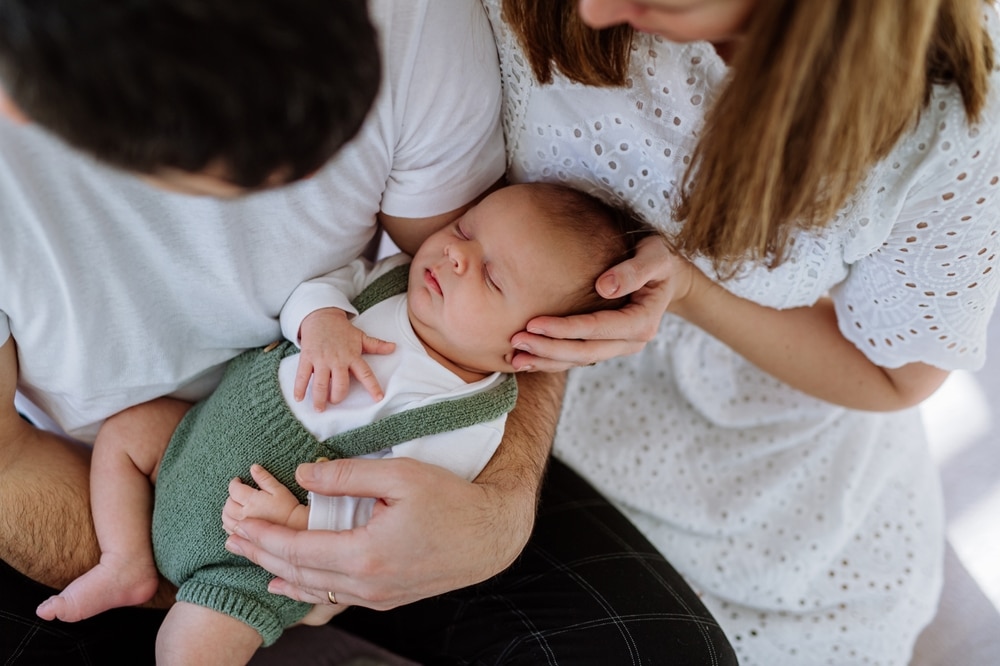 Hochzeitsgäste zur Silberhochzeit mit Baby